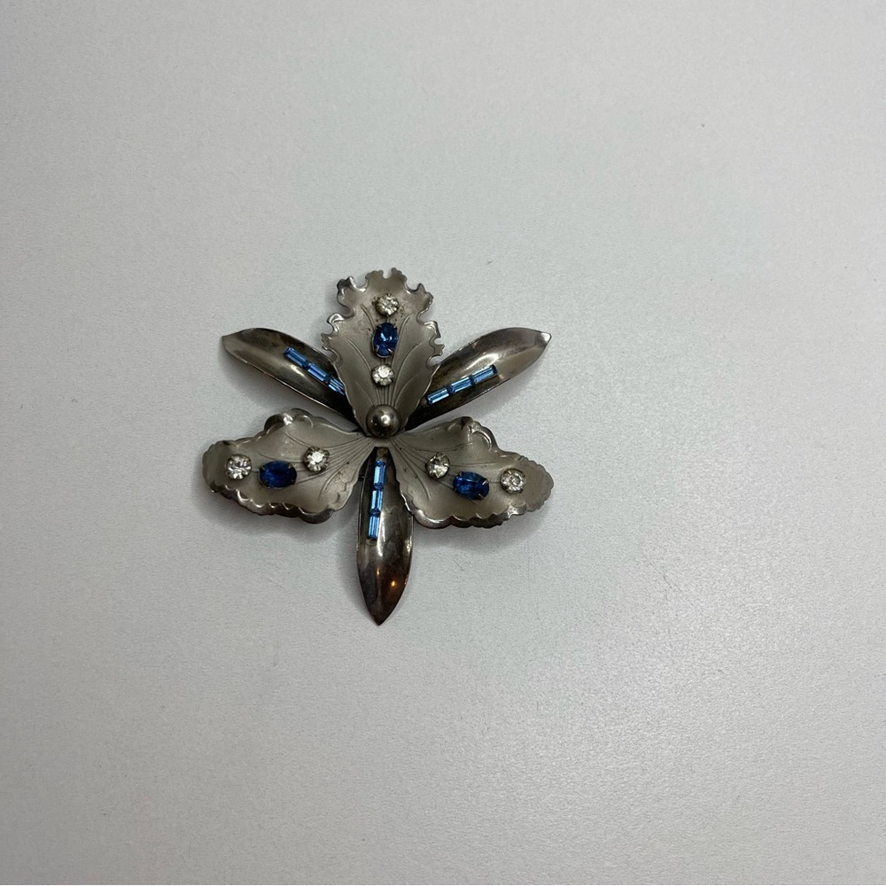 Vintage silver flower metal blue rhinestone brooch pin
